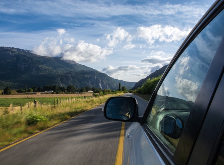 Carretera de montaña en un road trip