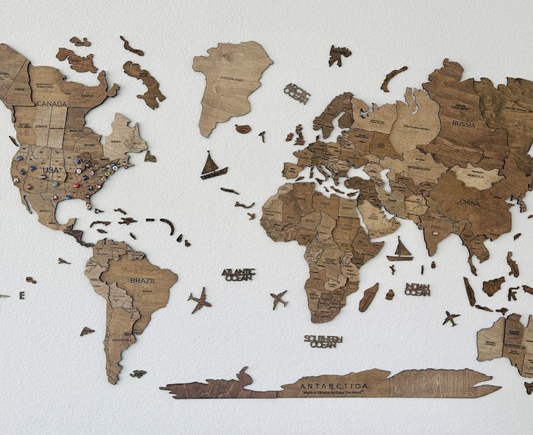 Mesa de trabajo con mapa del mundo, cámara y pasaporte